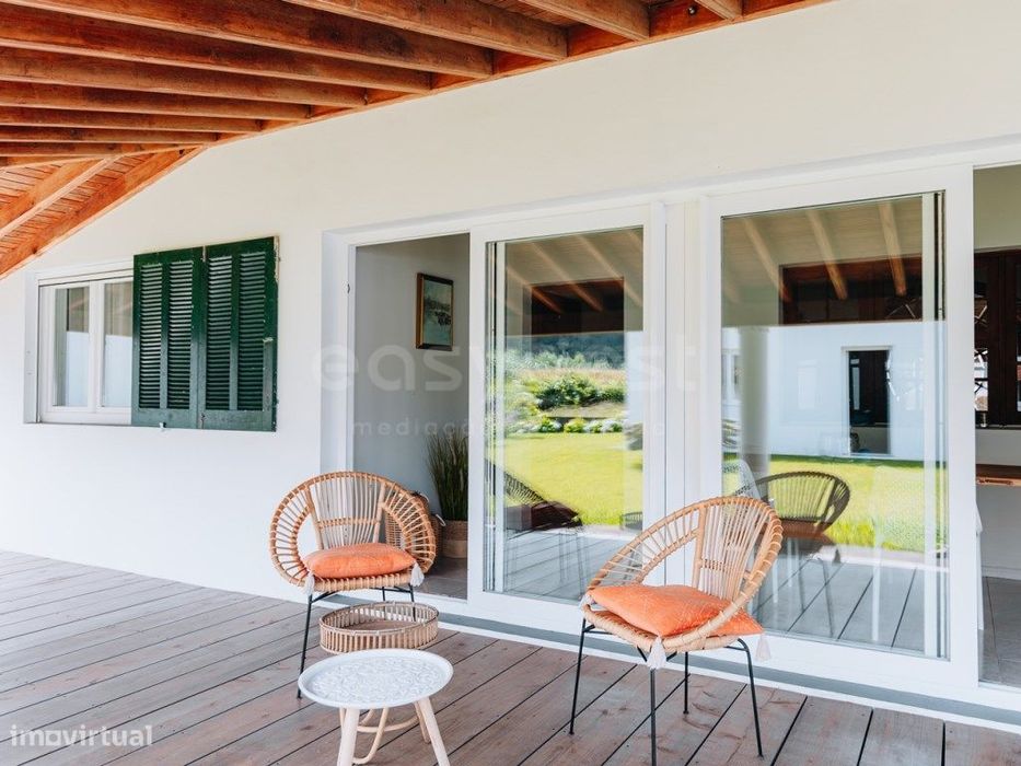 Moradia T4 com garagem nos Mosteiros.