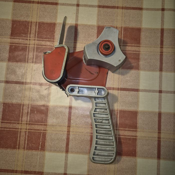 Диспенсер для скотчу