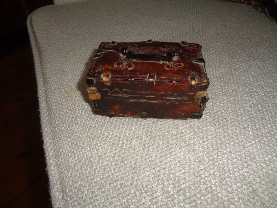 Pequeno Baú em Casco de Tartaruga - Assinada