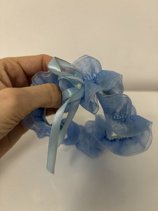 Niebieska piękna podwiązka ze wstążką