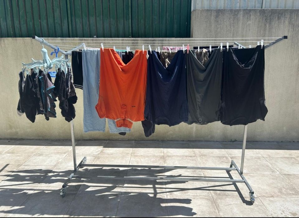 Estendal com 15 cordas e rodas novo