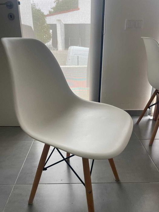 Vendo Conjunto de mesa e 5 cadeiras – estilo moderno e funcional