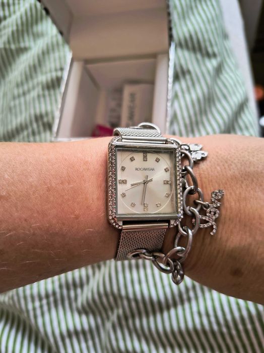Zegarek Rocawear z ozdobnymi wisiorkami bransoleta kolor srebrny
