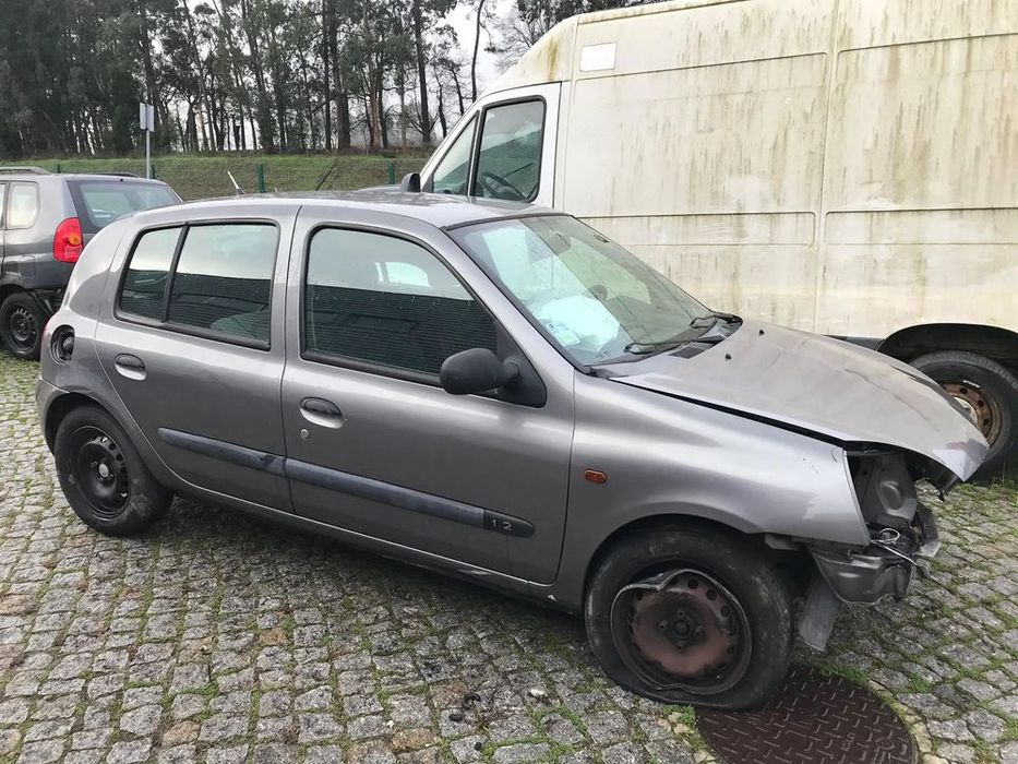 Renault Clio II 1.2 5P 2002 - Para Peças