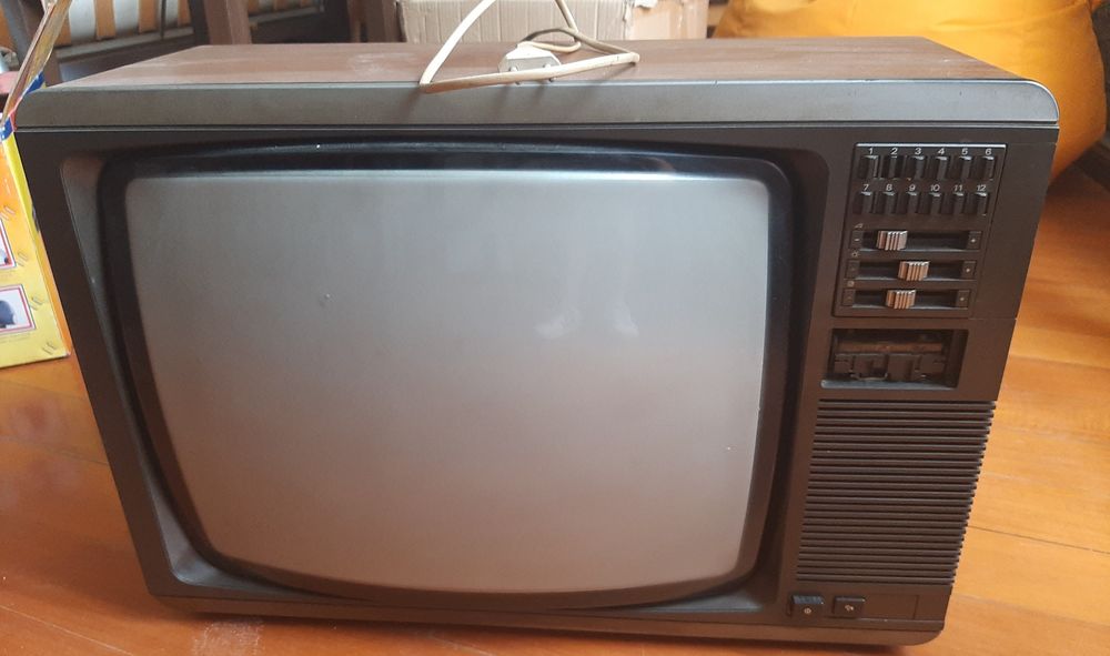 TV antiga sem comandos