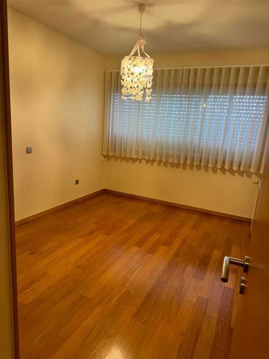 Apartamento T4 - Ultimo piso - 2 frentes - com varanda!