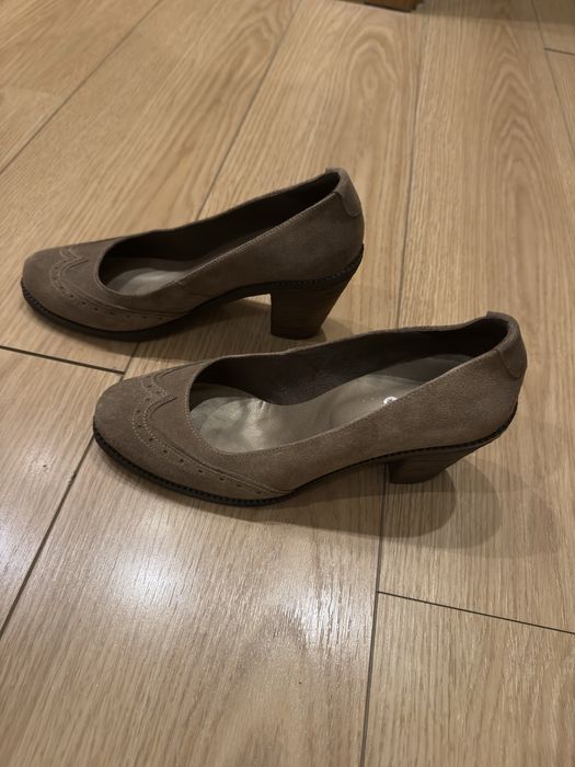 Sapatos castanhos tapadas