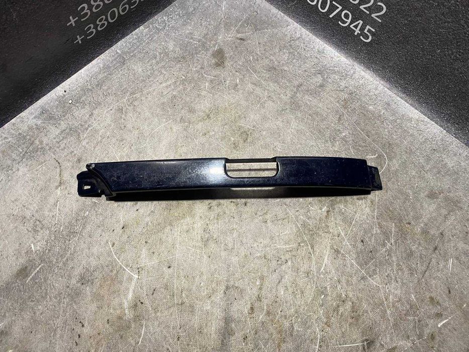 Накладка молдингвія під праву фару з отвором під омивач Audi 100/A6 C4