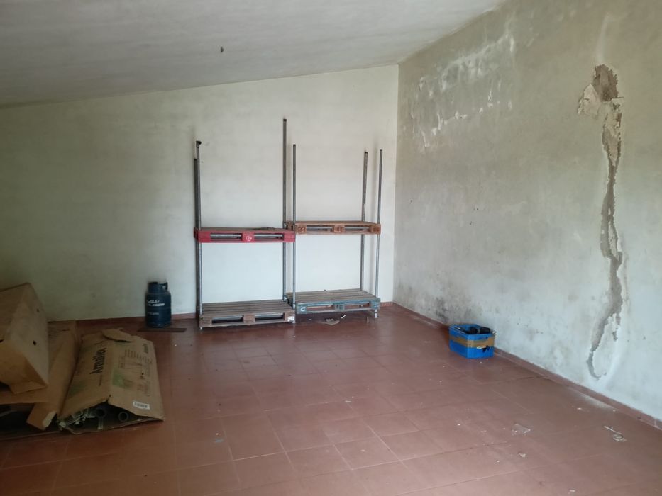 Armazém ou Garagem com logradouro na Igreja Nova