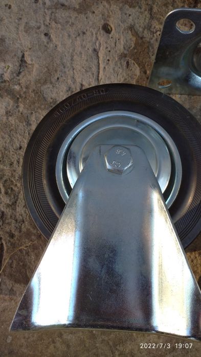 Продам колеса с креплением.