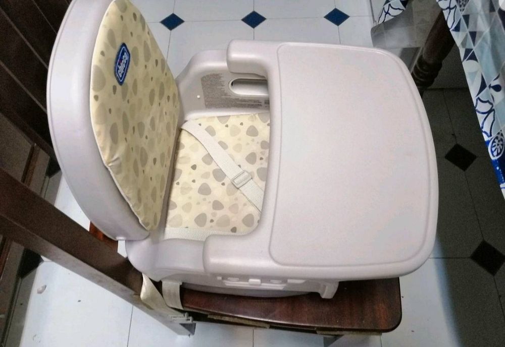 Cadeira de bebe portátil da marca Chico