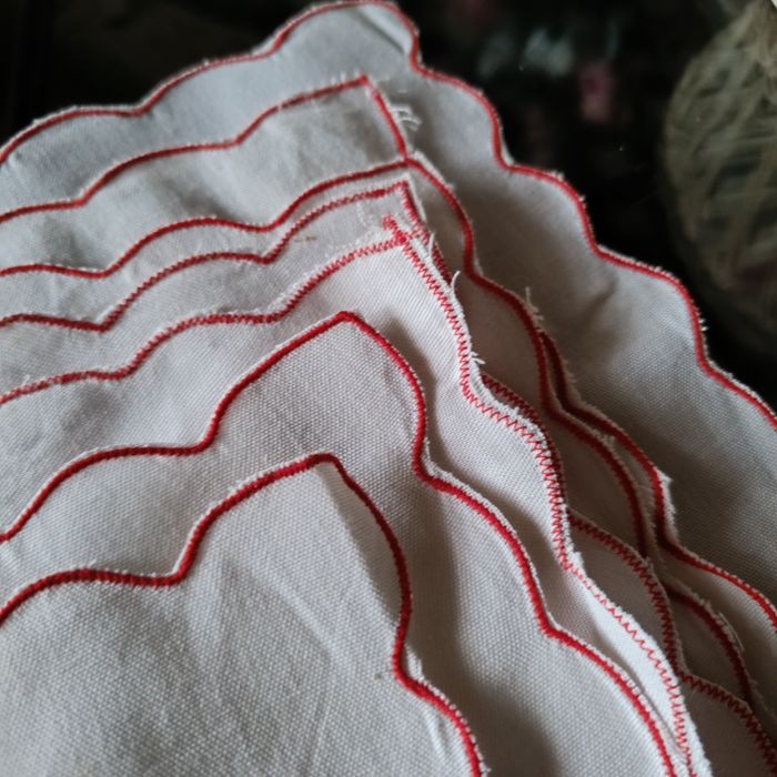 Caminho de mesa oval e sete guardanapos linho branco com bordado