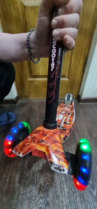 Продам  детский  самокат-беговел  scoot and ride