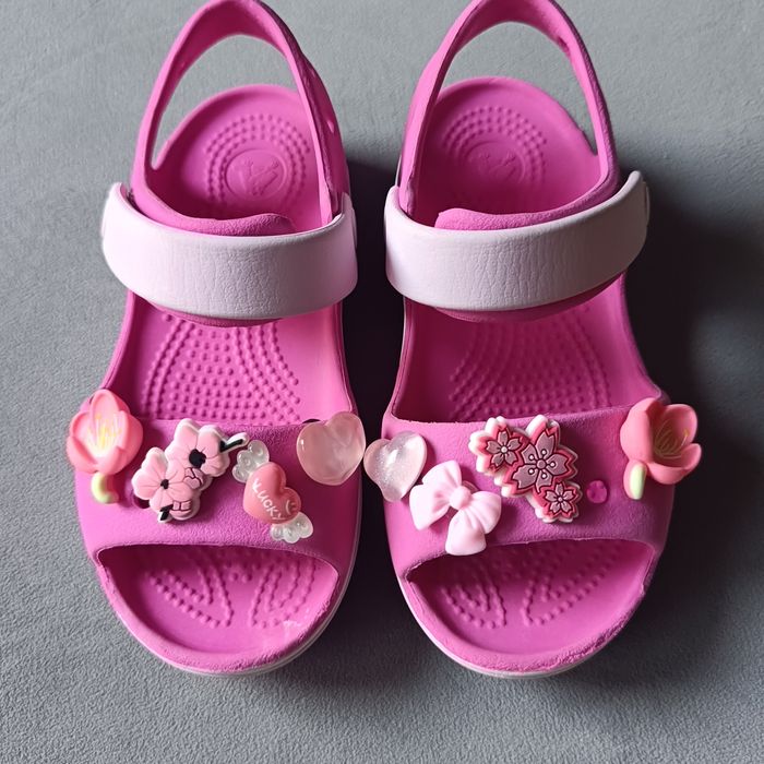 Sandały crocs c10 rozm 26/27 Plus przypinki