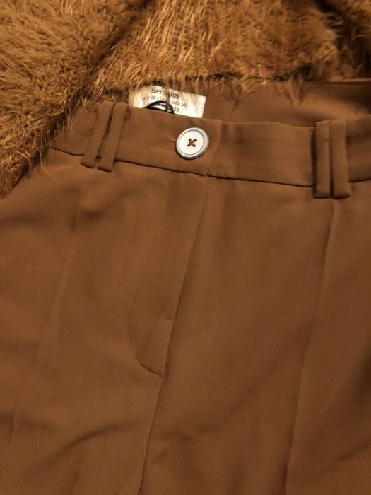 Calças largas  bolsos laterais e casaco com pelo