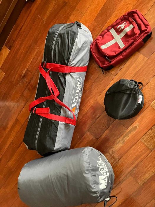 Kit campismo, com tenda, saco cama e vários utensílios necessários