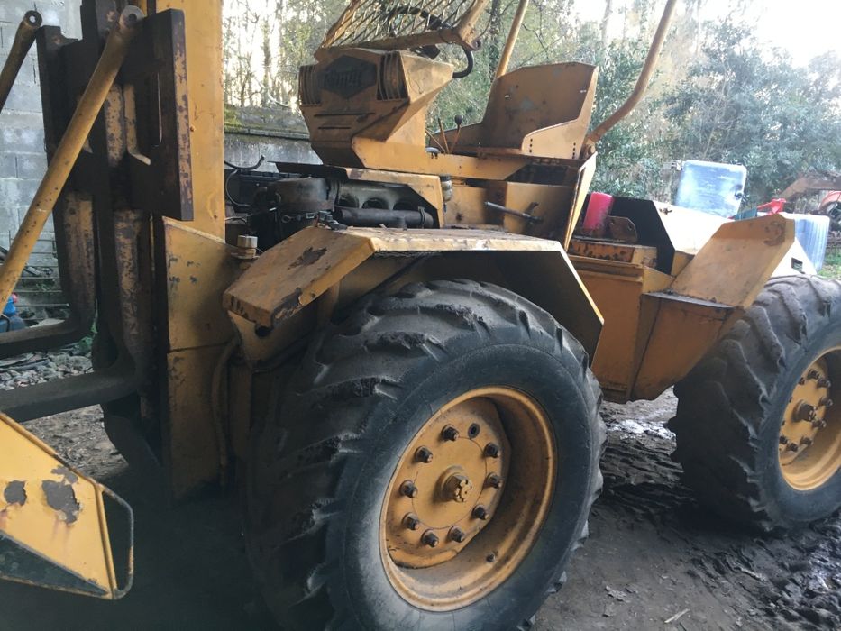 Empilhador 4x4 articulado