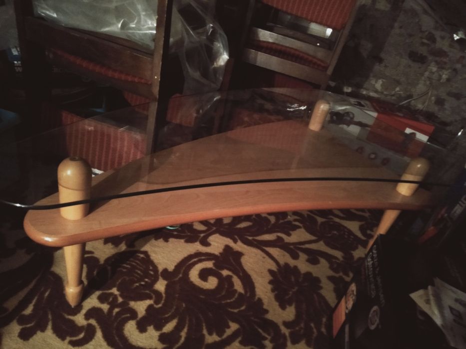 Ława szklana na nóżkach