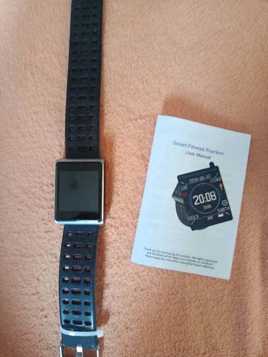 Два фітнес-браслети Xiaomi Smart Band 8 та китайський. 


Це фітнес-бр
