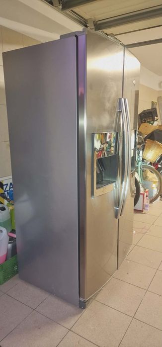 Lodówka Whirlpool z kostkarką i ekspresem do kawy