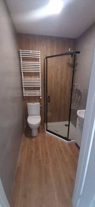 Pokój z aneksem kuchennym i łazienką.  Dla firm.