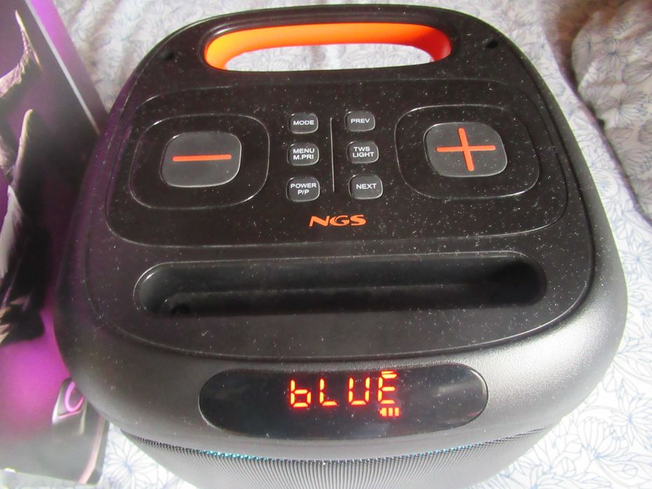 Caixa de som / coluna portatil como nova