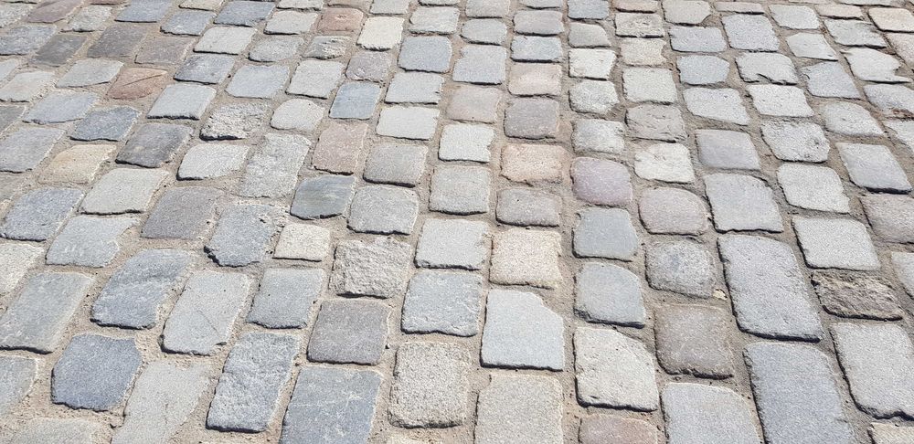 starobruk granitowy wyślizgany historyczny kostka brukowiec kamień pol