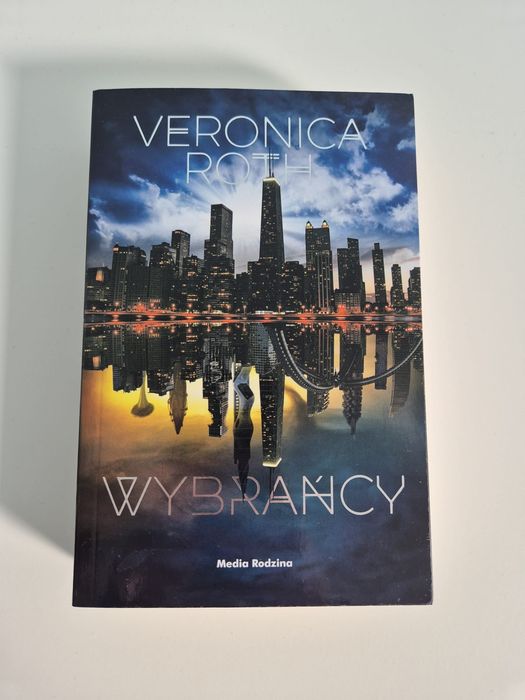 Książka "Wybrańcy" - Veronica Roth.