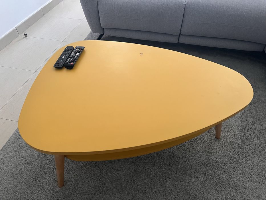 Mesa de centro em Madeira