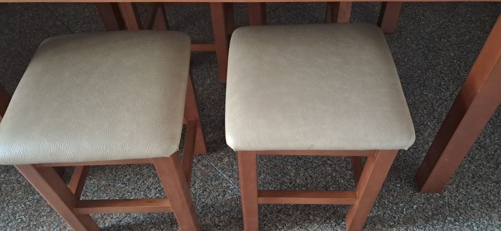 MESA para COZINHA ou SALA, em cerejeira com bancos em pele.