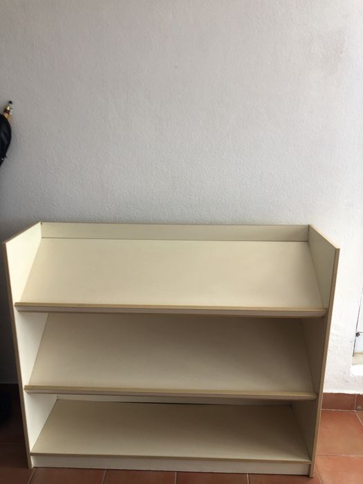 Estante e expositor para livros com 3 divisorias
