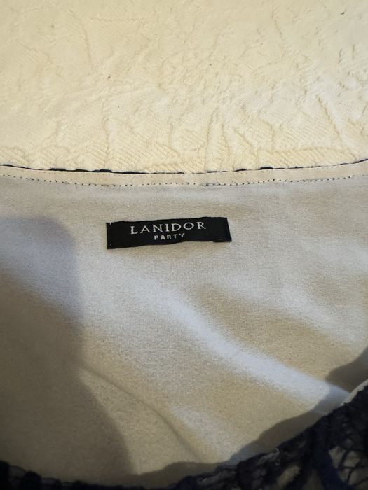 Vestido azul com fundo cinza claro