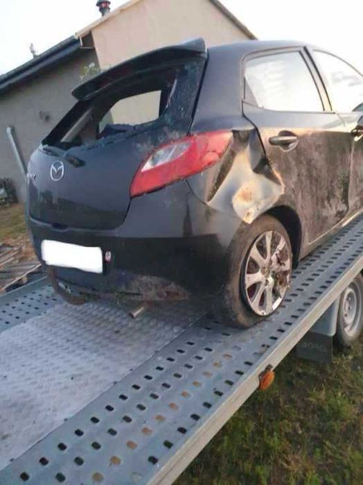 Mazda II 1.3 benzyna 16V 55kW, 5 drzwi kolor czarny, hak,  na części
