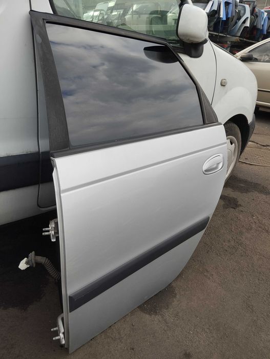 Toyota Avensis T22 kombi 2.0 D4D 2001r. Drzwi tylne lewe.