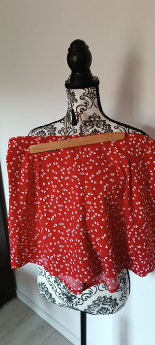 Krótkie spodenki damskie czerwone w serduszka