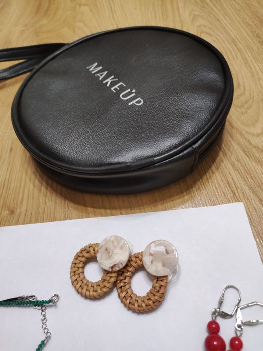 Розпродаж біжутерії і срібла