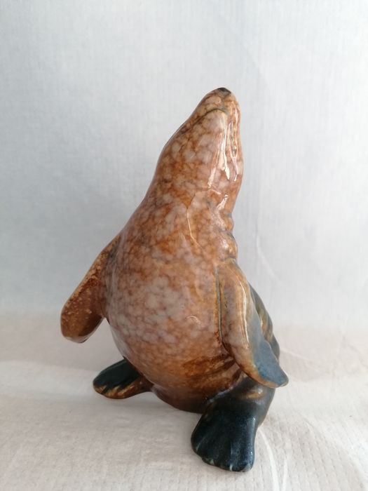 Śliczna ceramiczna skarbonka figurka foka