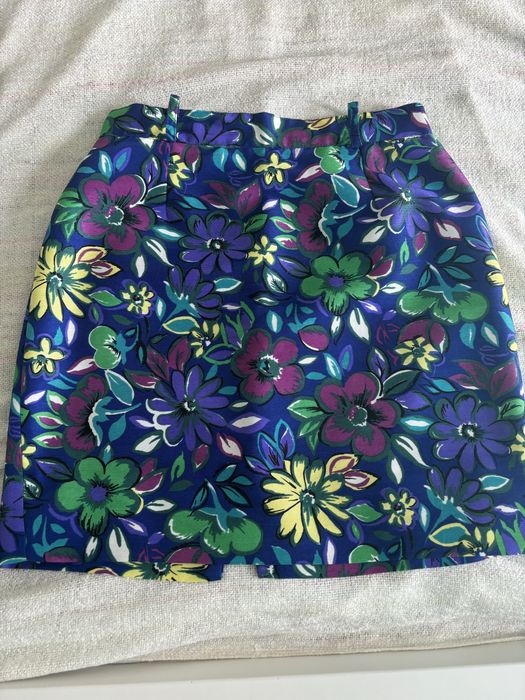 Krotka kwiecista spodnica mini