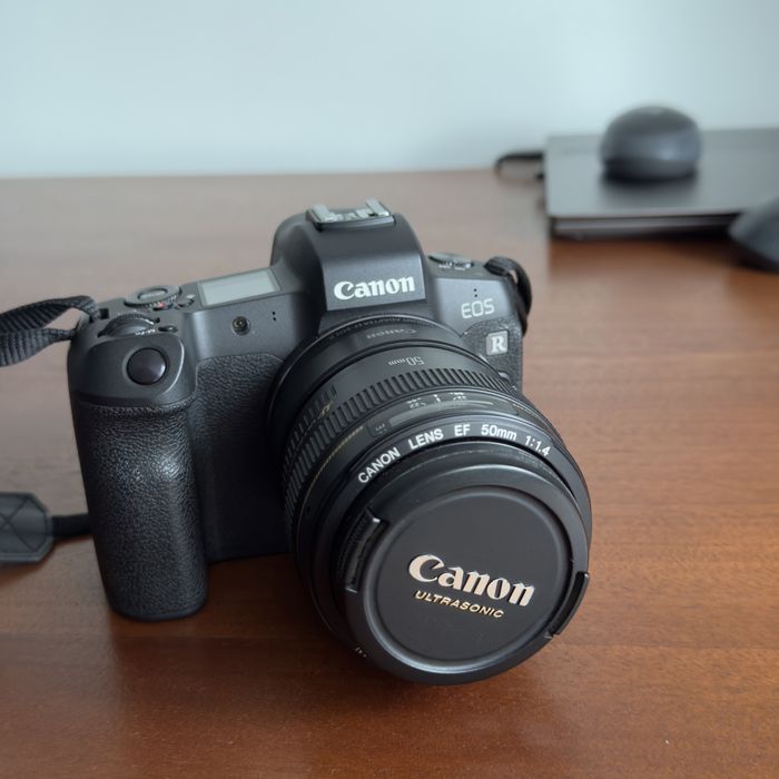 Canon EOS R body з обʼєктивами