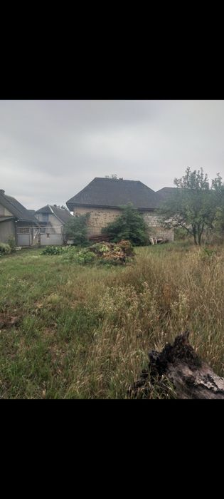 Продам хату з землею .