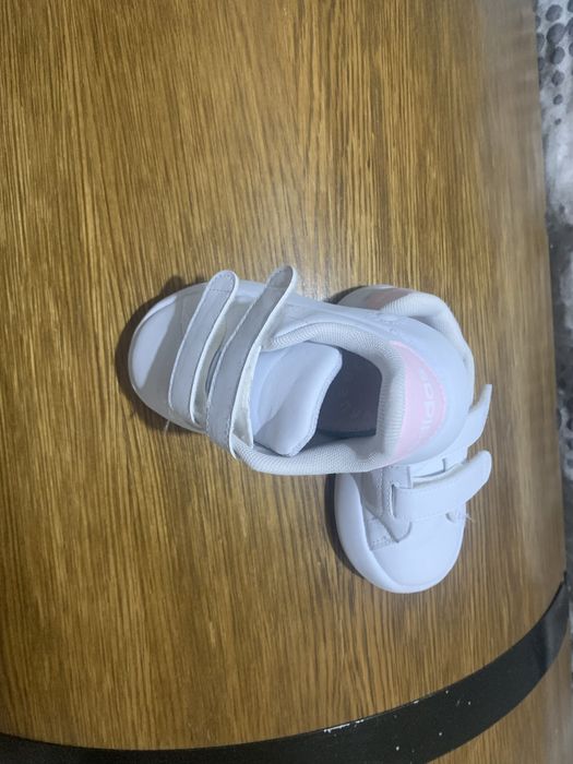 Tenis Adidas tam. 25