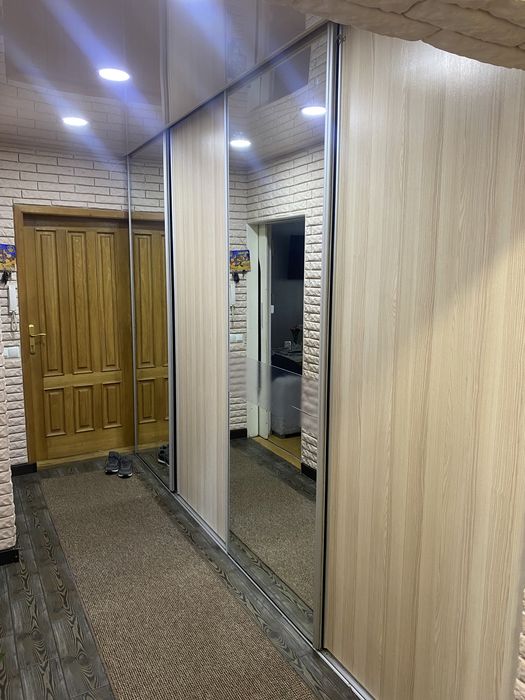 Продається трикімнатна каартира в районі росвигово!