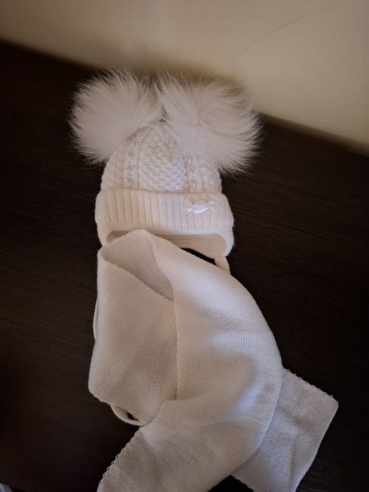 Шапки сіра, та біла з шарфіком