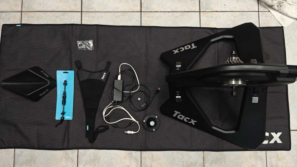 Trenażer rowerowy TACX NEO Smart T2800 zestaw, walizka, torba