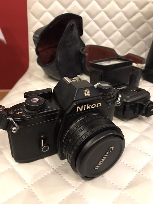 Máquina fotográfica Nikon com flash e objectiva