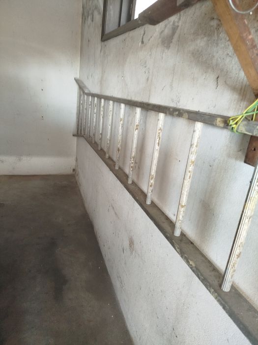 1 escada em alumínio de 6 metros 1 escadote de 2 metros e 1 escada e madeira nova de 2 metros...