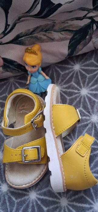 Sandałki dziewczęce marki Clarks.