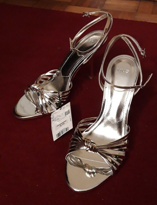 Sandálias novas de tacão alto, elegantes, festivas.