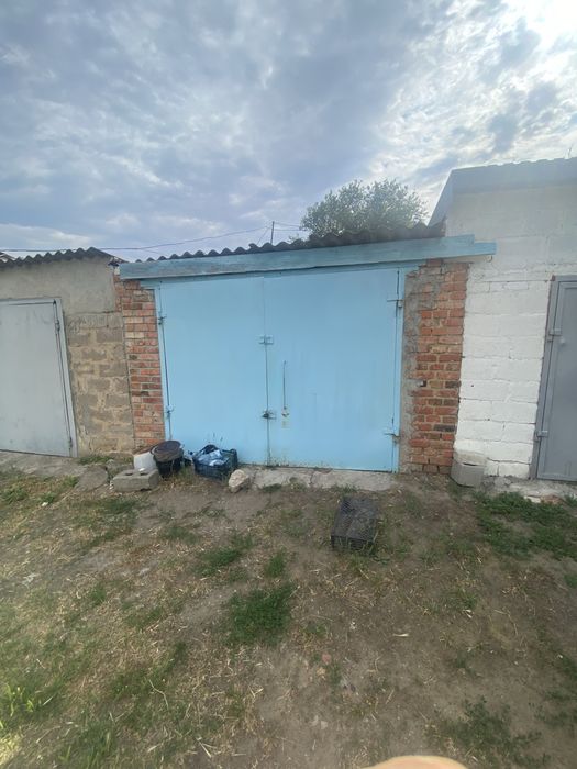 Продається двокімнатна квартира у центрі селища Камʼянець.