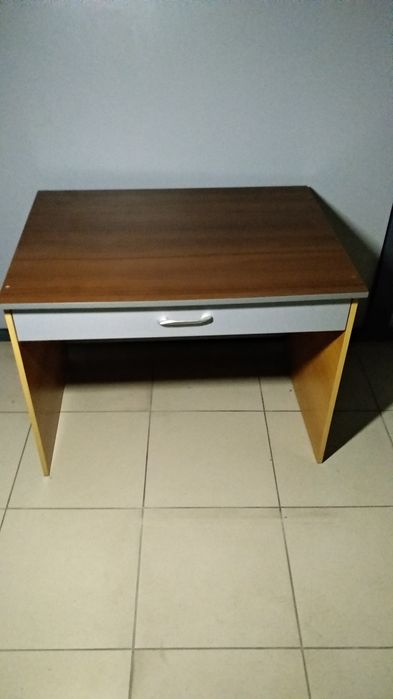 Великий стіл з ящиком